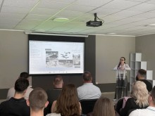 Загальний план: Софія Бастрон під час виступу на тему архітектурної доступності.