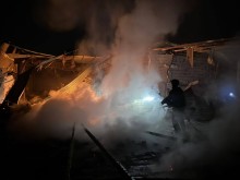 Пожежники гасять пожежу після обстрілу