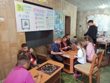 Діти грають в настольні ігри