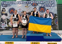 Сумоїстка Донеччини Єлизавета Моренко з прапором України на першій сходинці п’єдесталу чемпіонату Європи-2026