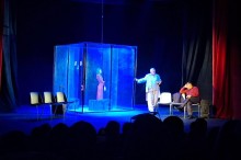 Актори театру на сцені грають виставу для глядачів з Мукачева та всієї України