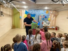 Рятувальник Донеччини проводить урок мінної безпеки для дітей дошкільного віку