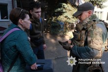 Полійейський спілкується з жінкою та підлітком