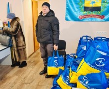 Переселенець з Покровського району отримав продуктовий набор у гуманітарному хабі «Єднання» Покровської МВА (м. Харків) за підтримки благодійного фонду «Єдність та сила».