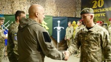 Вадим Філашкін нагороджує військовослужбовця 20 корпусу