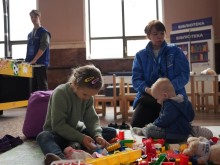 Представниця "проліски" грає з дітьми в конструктор