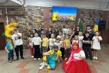 Групове фото дітей з ведучими
