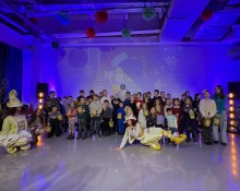 Діти грають в ігровій програмі з костюмованими аніматорами та отримують подарунки