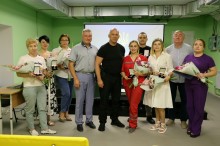 Вадим Філашкін разом із медиками Донеччини, які тримають квіти та нагороди.