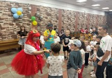 Ведуча задає питання дітям