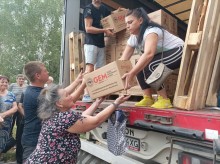 Представники Благодійної організації Благодійного фонду «GLOBAL EMPOWERMENT MISSION» GEM на постійній основі забезпечують мешканців Донеччини продуктовими наборами та питною водою, самостійно доставляючи допомогу у найвіддаленіші куточки області.