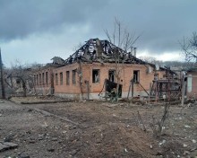 Пошкоджені будинки після ворожого обстрілу