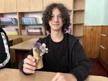 Вихованець Донецького обласного еколого-натуралістичного центру тримає у руках виготовлену власноруч аромасвічку