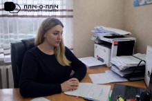 Фахівчиня бере участь в онлайновій зустрічі