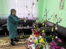Мешканці прикрашають Великоднє дерево Миру