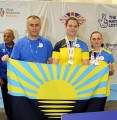 Пауерліфтерка Римма Багнюк та її тренер Ігор Котляров із прапором Донецької області