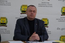 Заступник начальника донецької обласної державної адміністрації Ігор Бойко на нараді, уважно слухає доповідь.