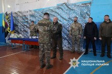 Вручення нагороди поліцейському.