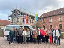 Спільне фото. Позаду переданий автомобіль.