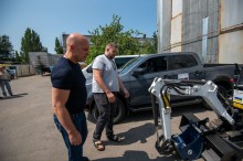 Вадим Філашкін та волонтер Дмитро Мішенін оглядають отриману техніку