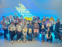 Дорослі гості хабу на спільному фото з малюнками