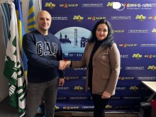 Заступник Ясінянського селищного голови Сергій Тимощенко та представниця гуманітарного центру «Мій Часів Яр у Києві». Тиснуть один одному руки.