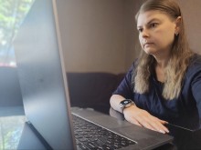 Жінка з ноутбуком бере участь у засіданні комісії
