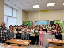 Учасники та організатори заходу "Сортуй і твори" тримають власноруч виготовлені вироби