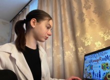 Учасниця зустрічі за ноутбуком