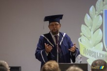 Анджей Шептицький в мантії виступає під час урочистого нагородження в університетсткій залі.