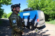 Поліцейсьий чатує на ворожі дрони під час евакуації