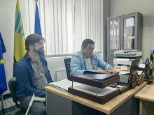 Володимир ХАЛАБУЗАР – начальник Микільської селищної військової адміністрації привітав присутніх та провів захід, поряд - ветеран війни, захисник Маріуполя, звільнений з полону Михайло Дзюба