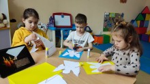 У освітній локації центру діяльності Курахівської міської ради «Щире серце» у м. Дніпро діти створюють білих паперових янголів – символи маленьких невинних душ.