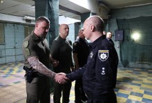 Вадим Філашкін разом з Русаном Осипенком нагороджує слідчих Донецької області.