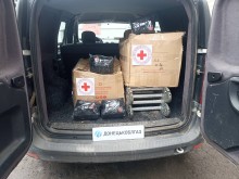 Запаковані в коробки медичні аптечки лежать у автівці