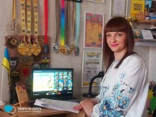 Учасниця онлайн-марафону перед ноутбуком