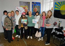 Група людей фотографуються у приміщенні хабу