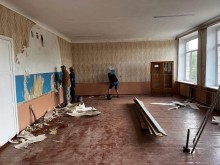 Клієнти Обласного центру соціально-психологічної реабілітації готують клас до ремонту
