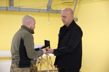 Вадим Філашкін нагороджує захисника Донеччини