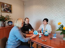 Максим Сідіч та Наталія Адамова сидять за столом