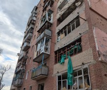 Пошкоджений будинок після ворожого обстрілу