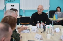 Спілкування учасників зустрічі.
Вадим Філашкін посміхається.