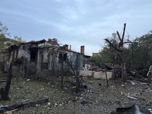 Зруйнований одноповерховий будинок та подвір'я