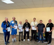 Переможці тримають грамоти