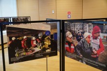 Фотовиставка, на якій зображено, як працівники ДСНС та Червоного хреста допомагають рятувати людей, допомагають при евакуації.