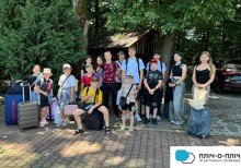 Спільне фото дітей Званівської громади, стоять з валізами