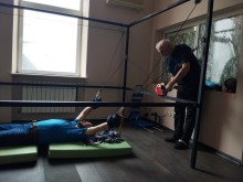 Масажист Леонід Лисов проводить лікувальні масажі та реабілітацію для поранених військовослужбовців.