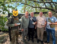 Спільне фото керівників Сіверської та Оноківської громад разом з військовим