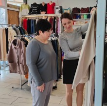 Валентина Кушнирь та Наталія Адамова у магазині