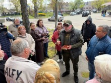 Начльник Часовоярської МВА Сергій Чаус спілкується з переселенцями з Часовоярської громади